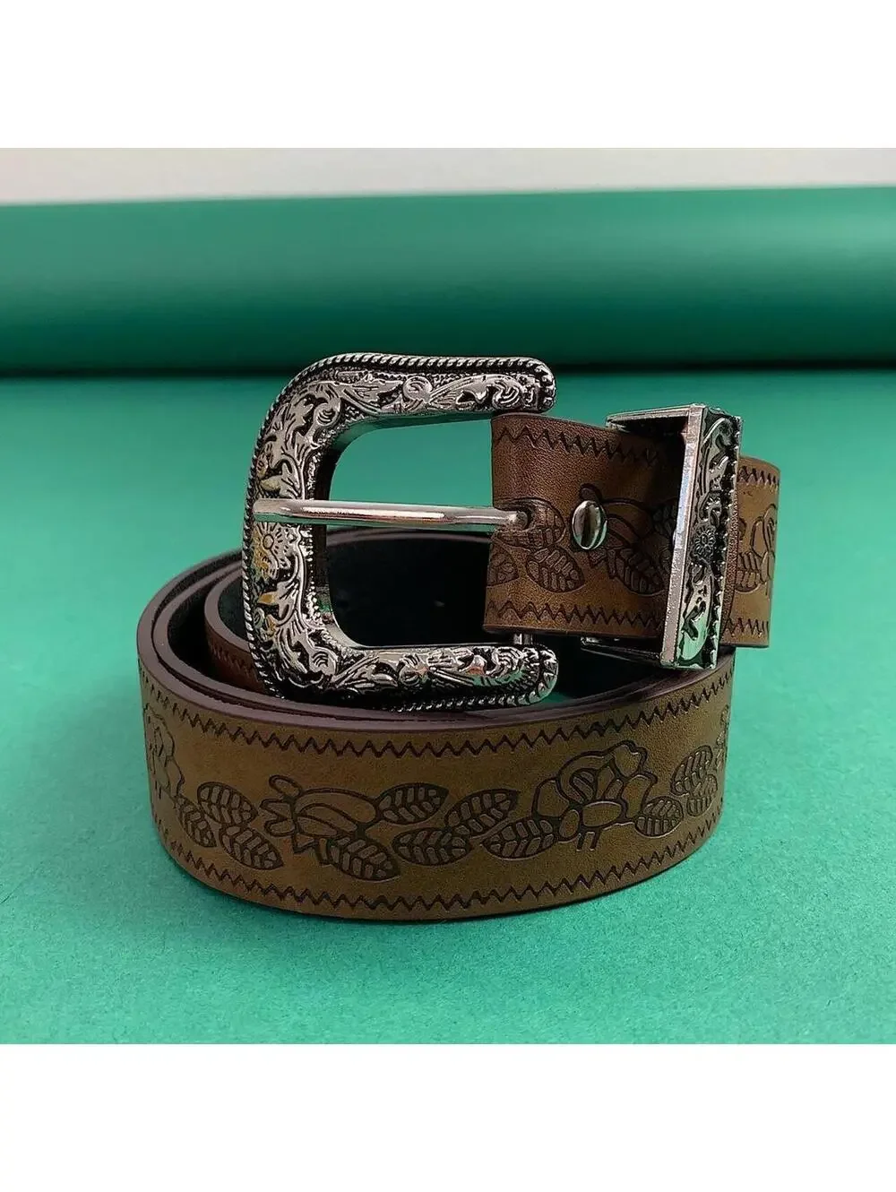 American Western vintage style brown belt. 38 inches length. 1 inch width. Fits